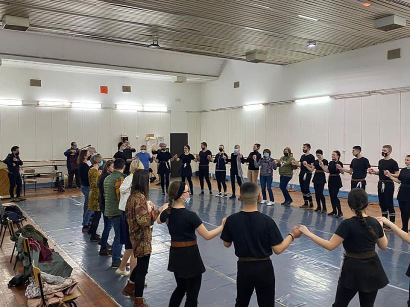 Dalībnieki mācās vietējās dejas Maķedonijā