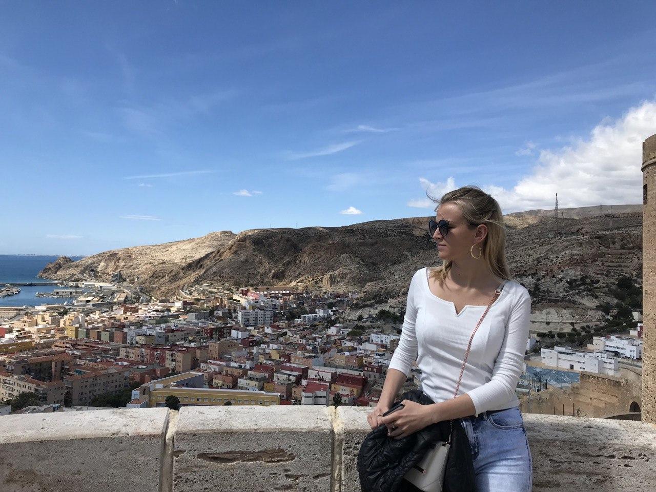 Meitene studiju apmaiņas braucienā Spānijā