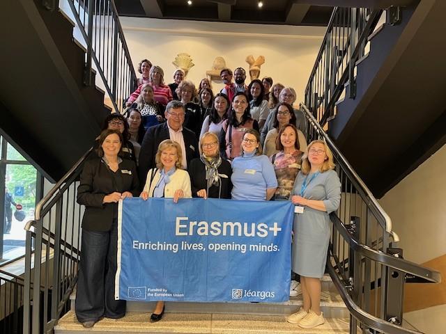personas stāv uz trepēm, Erasmus+