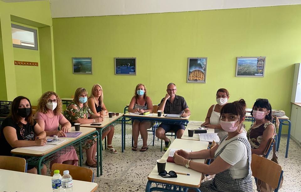 Skolotāji mācās klasē pie galdiem