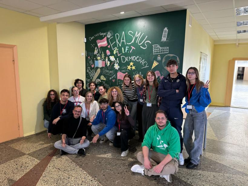 Jauniešu grupa Erasmus+, uz tāfeles dažādi valstu karogi