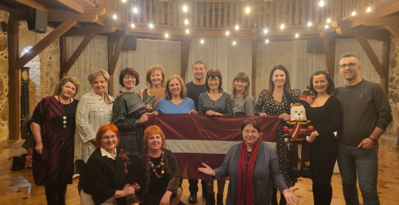 Gulbenes un Stāķu skolotāji kopā ar Turcijas skolotājiem pie Latvijas karoga