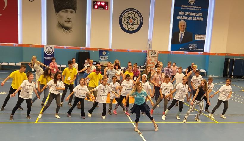 Skolotāju un skolēnu nodarbībā Turcijā