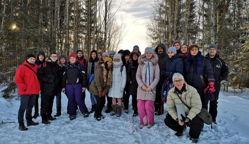 Skolēni un skolotāji mežā, ziemā