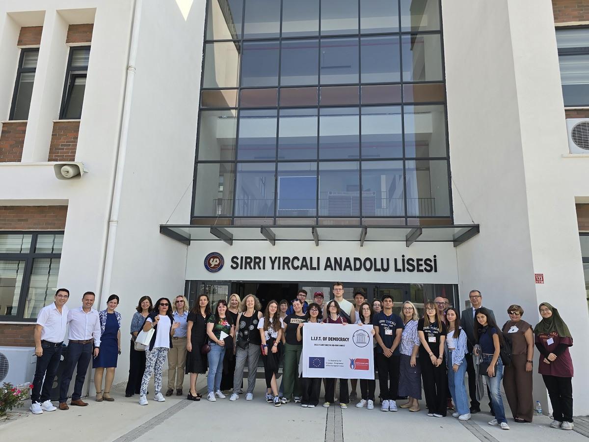 Daugavpils Draudzīgā aicinājuma vidusskolas īstenotais Erasmus+ projekts  “Lift of Democracy” 