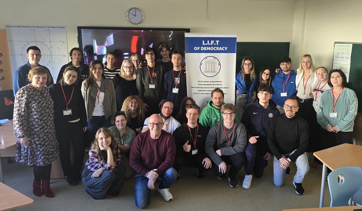 Daugavpils Draudzīgā aicinājuma vidusskolas īstenotais Erasmus+ projekts  “Lift of Democracy” 