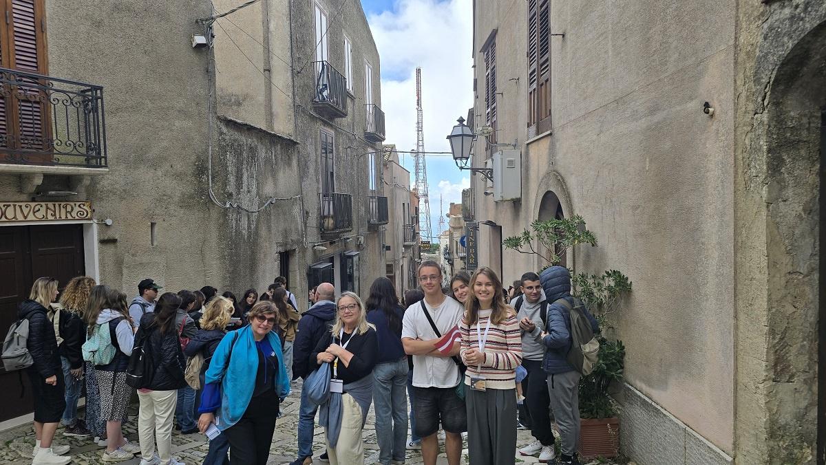 Daugavpils Draudzīgā aicinājuma vidusskolas īstenotais Erasmus+ projekts  “Lift of Democracy” 