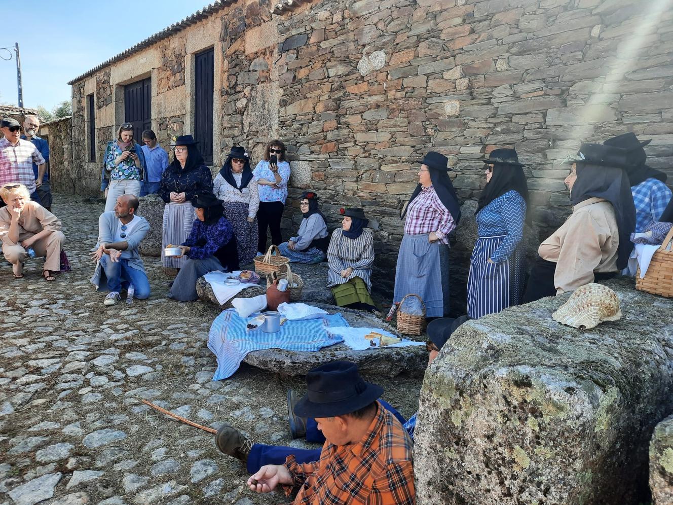 Dalībnieki ar portugāļu folkloras kopu