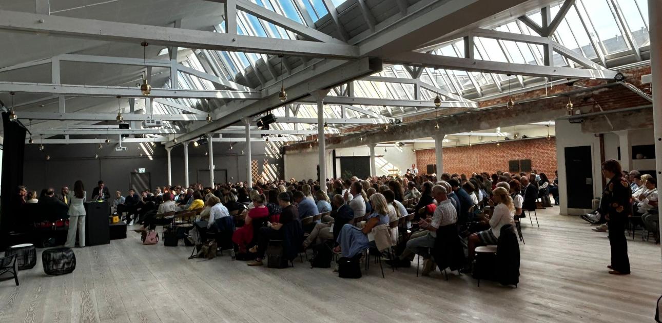 Konferenču zāle, krēsli, dalībnieki