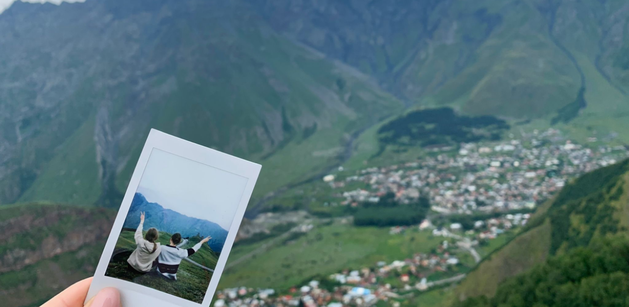 Foto attēls ar diviem cilvēkiem kalnos