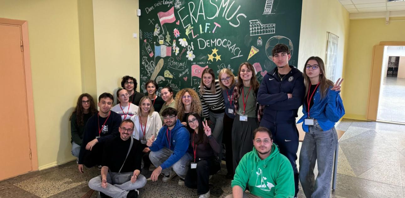 Jauniešu grupa Erasmus+, uz tāfeles dažādi valstu karogi