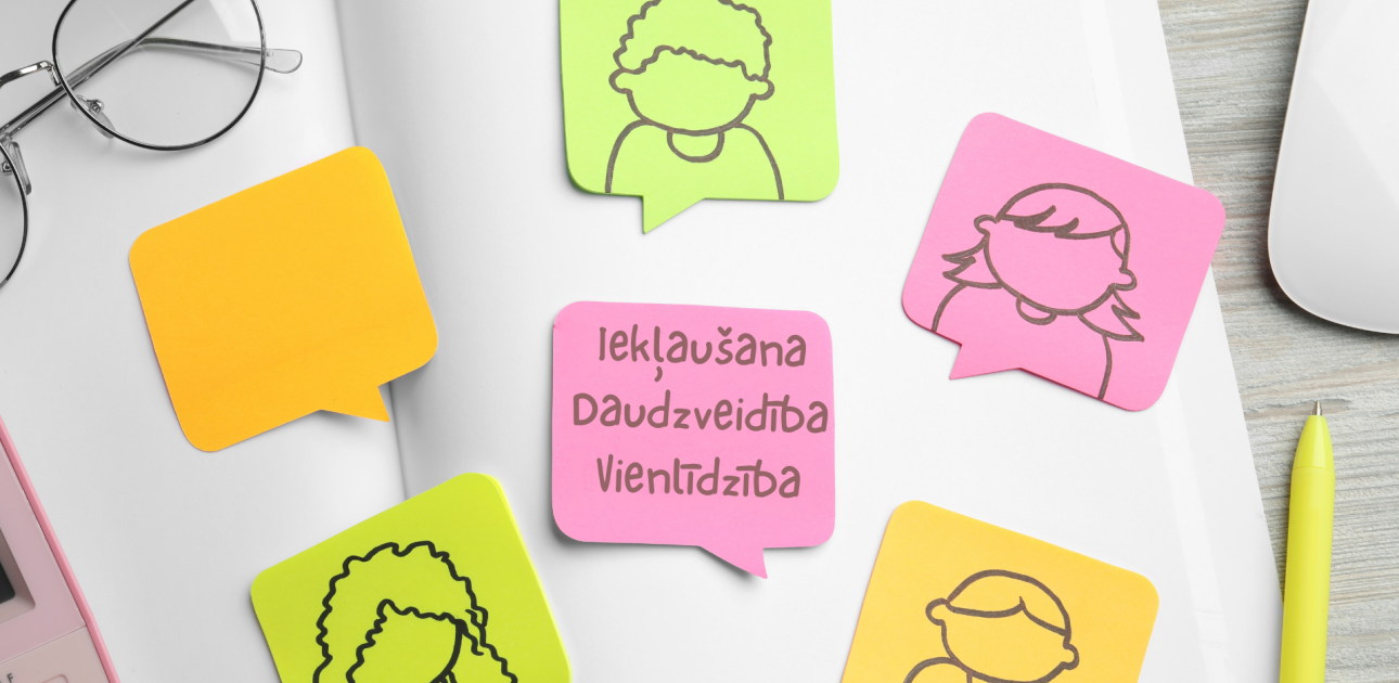 Krāsainas līmlapiņas, cilvēku silueti, iekļaušana, daudzveidība, vienlīdzība