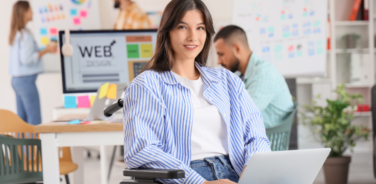 iekļaujoša izglītība, jauniete ratiņkrēslā strādā pie datora