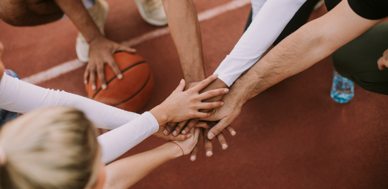 Rokas saliktas kopā, sports, basketbola bumba