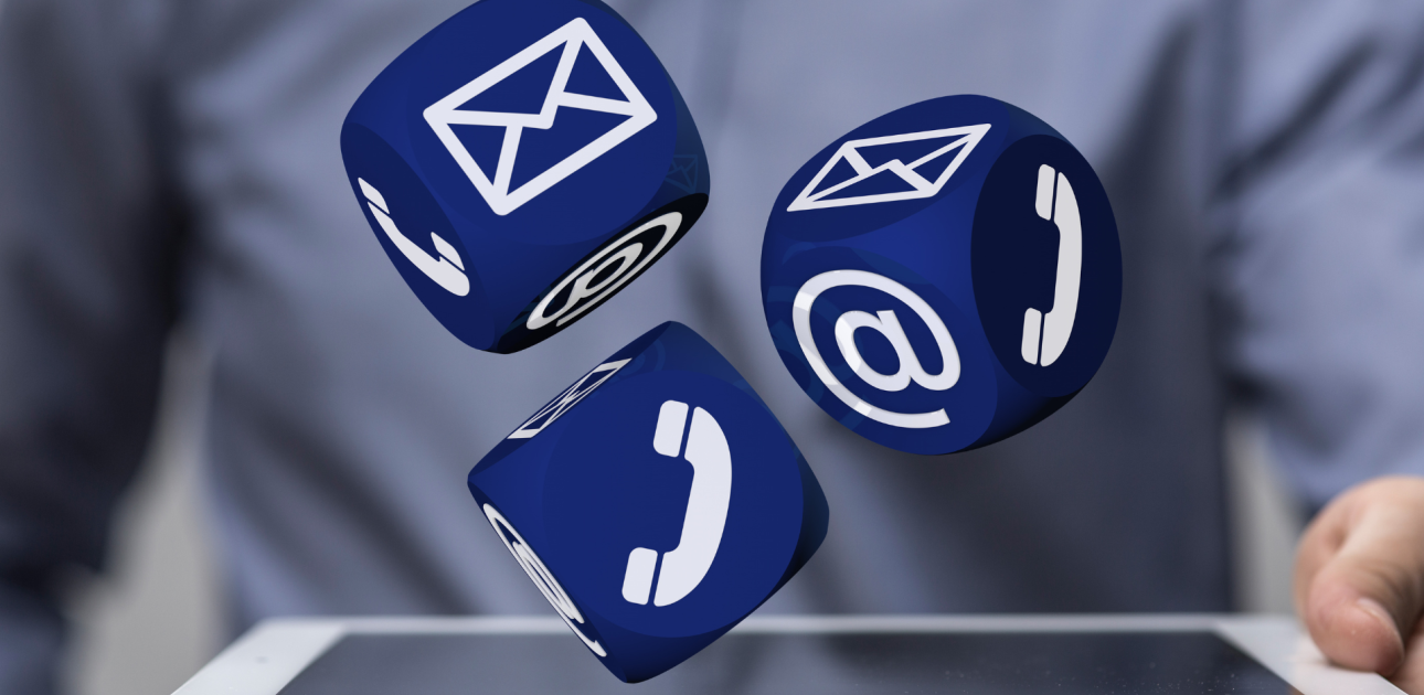 Planšete, metamie kauliņi ar vēstules, telefona ikonām