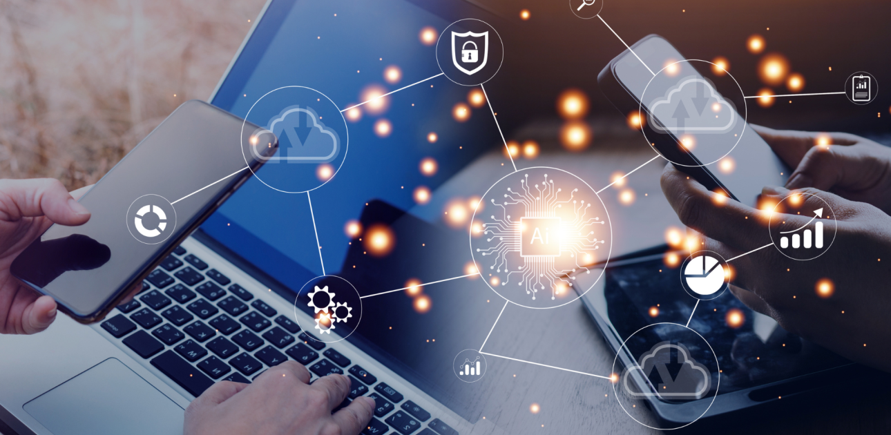 Portatīvais dators, digitālās pārveides ikonas, mākslīgais intelekrs, mobilais tālrunis