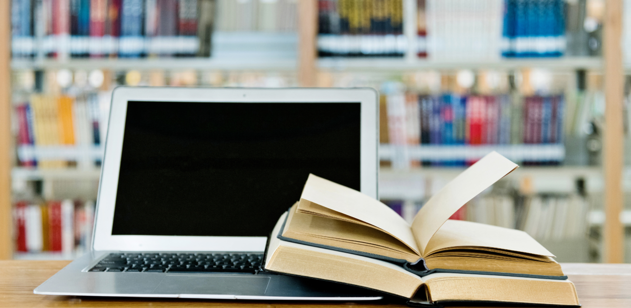 grāmatas, portatīvais dators, grāmatu plaukti