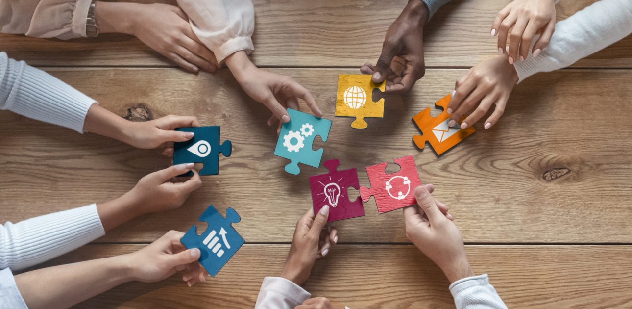 cilvēku rokas, dažādi krāsaini puzles gabaliņi