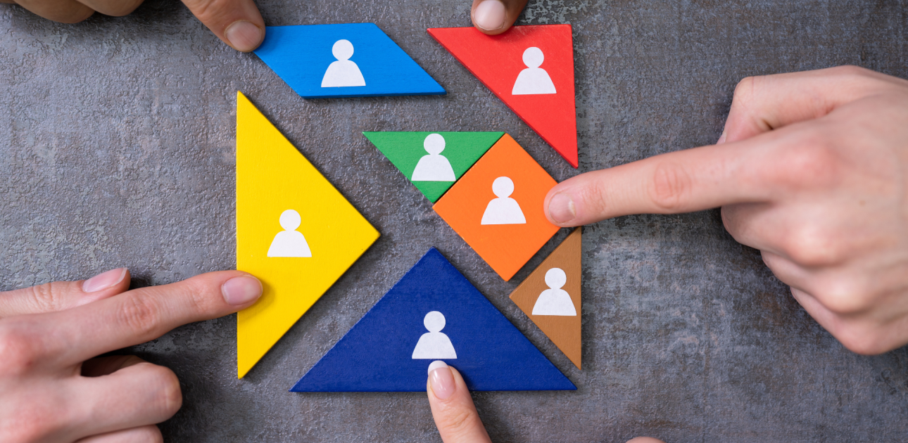 puzles gabaliņi, krāsaini, personas ikona uz katra no tiem