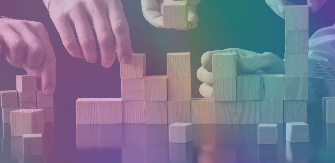 koka kubiņi, kurus liek dažādu augstumu stabiņos