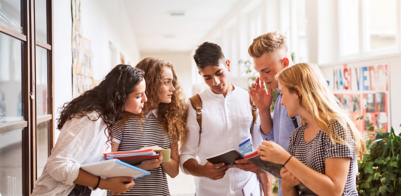 jaunieši skolā skatās pierakstos