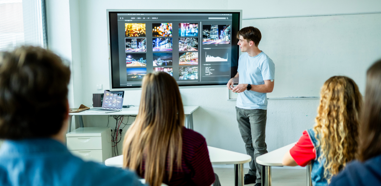 Skola, klase, skolēni, digitālā tāfele