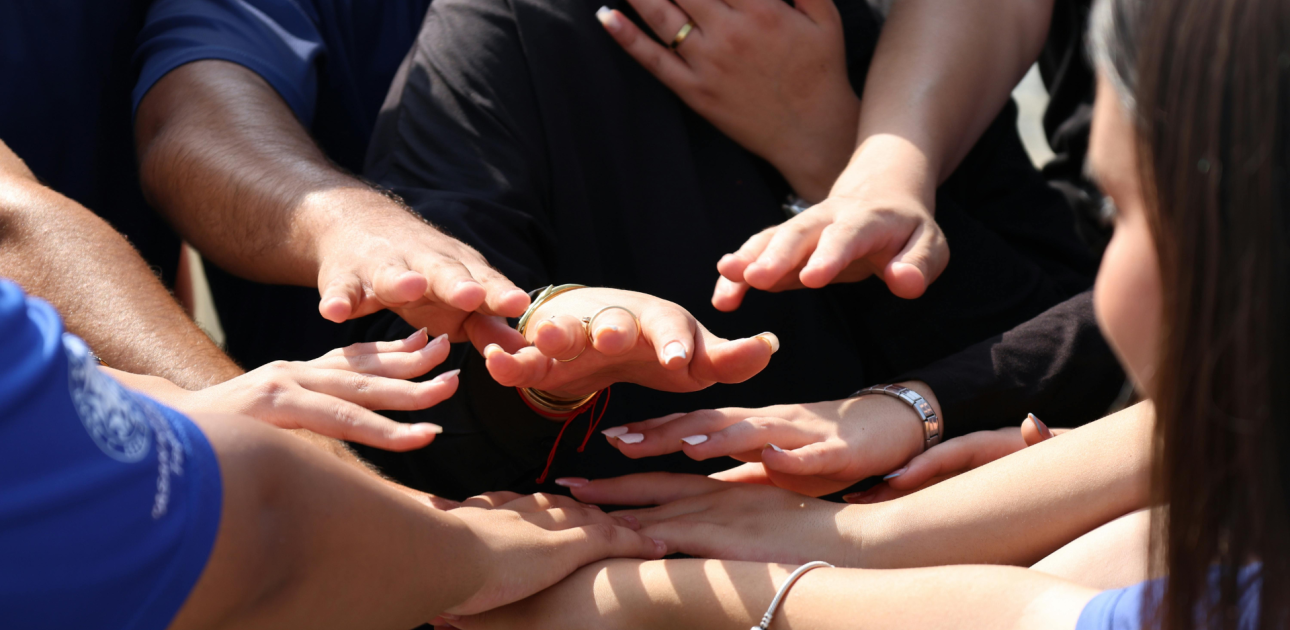 Daudz rokas saliktas kopā