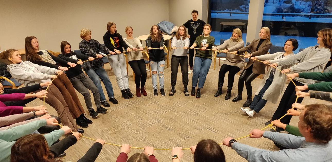 Attēlā redzami jaunieši aplī līdzdalības projektu mācībās