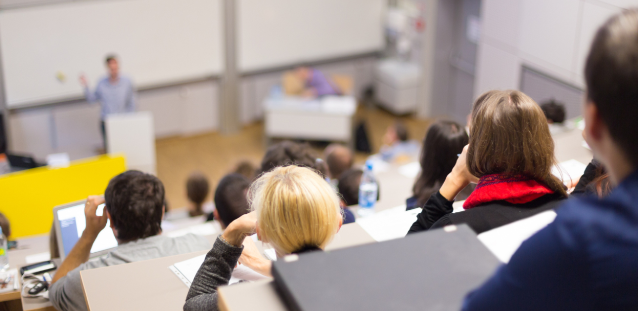 Auditorija ar studentiem un pasniedzēju