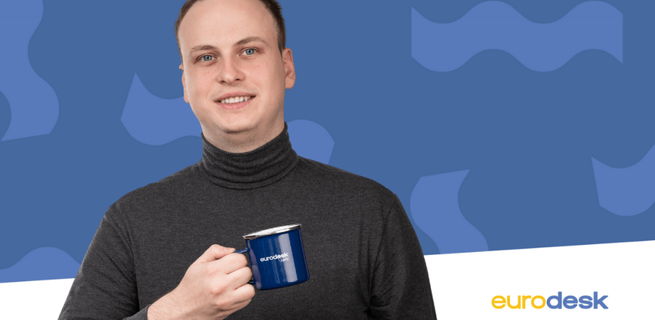 Attēlā redzams Eurodesk projektu koordinators ar Eurodesk krūzi rokās