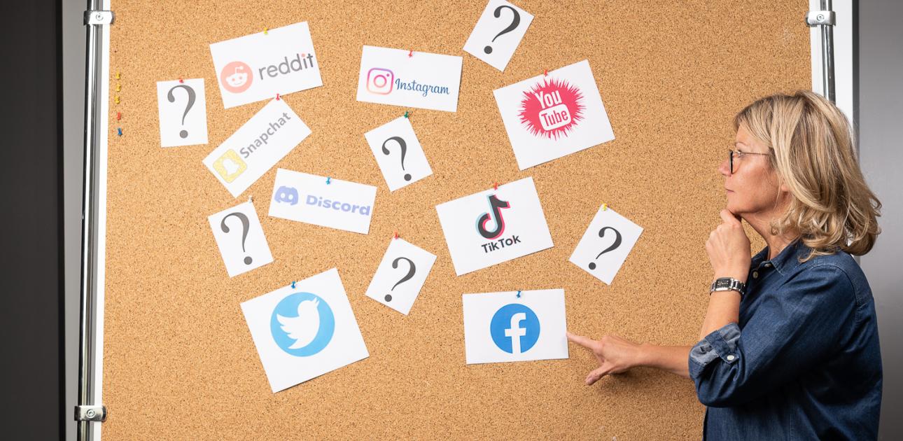 Attēlā redzamas sociālo tīklu platformu logo uz tāfeles