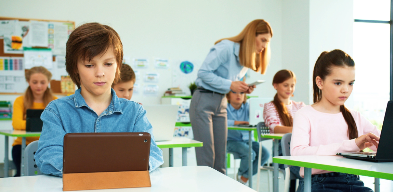 Skolēni sēž klasē pie portatīvajiem datoriem