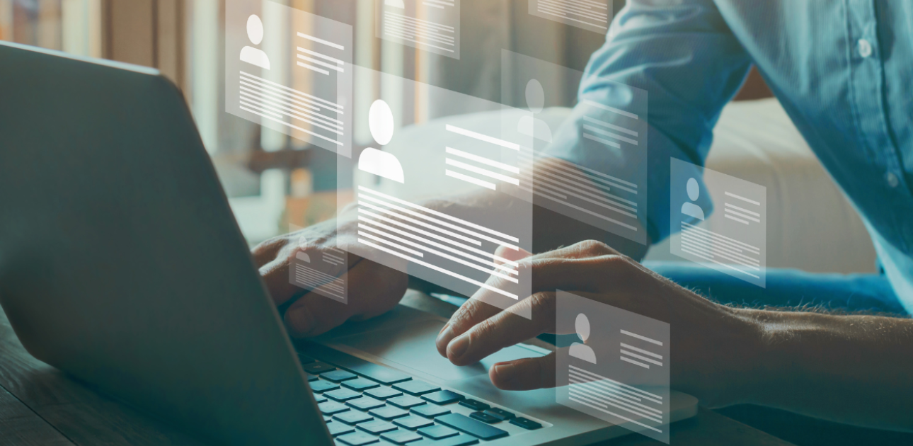 Atvērts portatīvais dators, virs tā izceltas kontaktu kartītes digitālā veidā