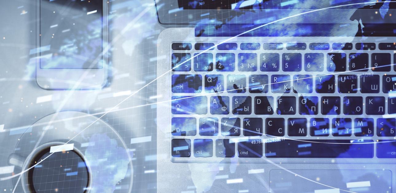 portativais dators atvers blakus kafijas krūzei