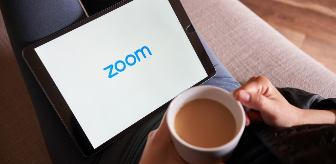 Sieviete sez ar planseti ar kafijas kruzi