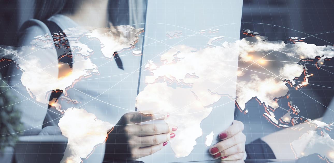 sieviete tur rokas papirus prieksa virtuala karte