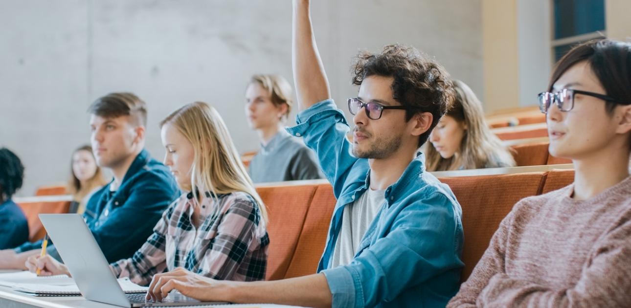 Studenti apmeklē lekcijas
