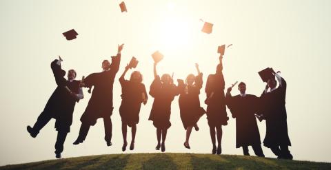 Augstākās izglītības absolventi met gaisā cepures