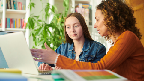 Karjeras atbalsts, sieviete sarunājas ar studenti