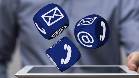 Planšete, metamie kauliņi ar vēstules, telefona ikonām