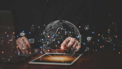 planšetdators, stilizēts 3d globuss, dažādas plānošanas ikonas