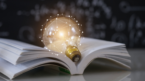atvērta grāmata, spuldzīte mirgojoša