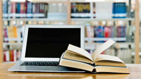 grāmatas, portatīvais dators, grāmatu plaukti