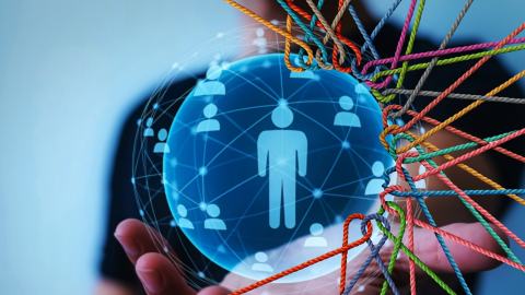 stilizēta zemeslode rokās, tīklošanās, krāsaini diegu pavedieni