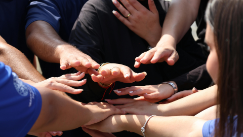 Daudz rokas saliktas kopā