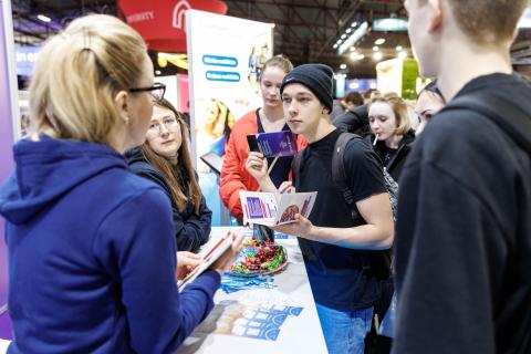 izstāde, apmeklētāji, sarunas, konsultācijas