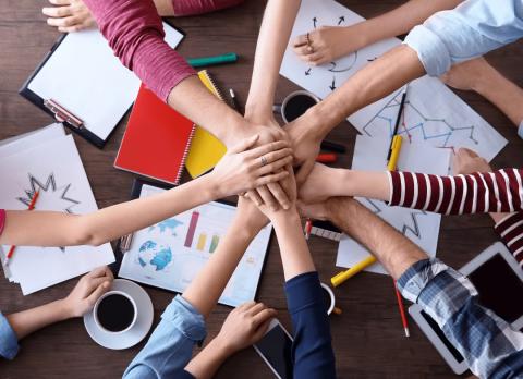 Attēlā redzamas rokas, kas sadotas kopā