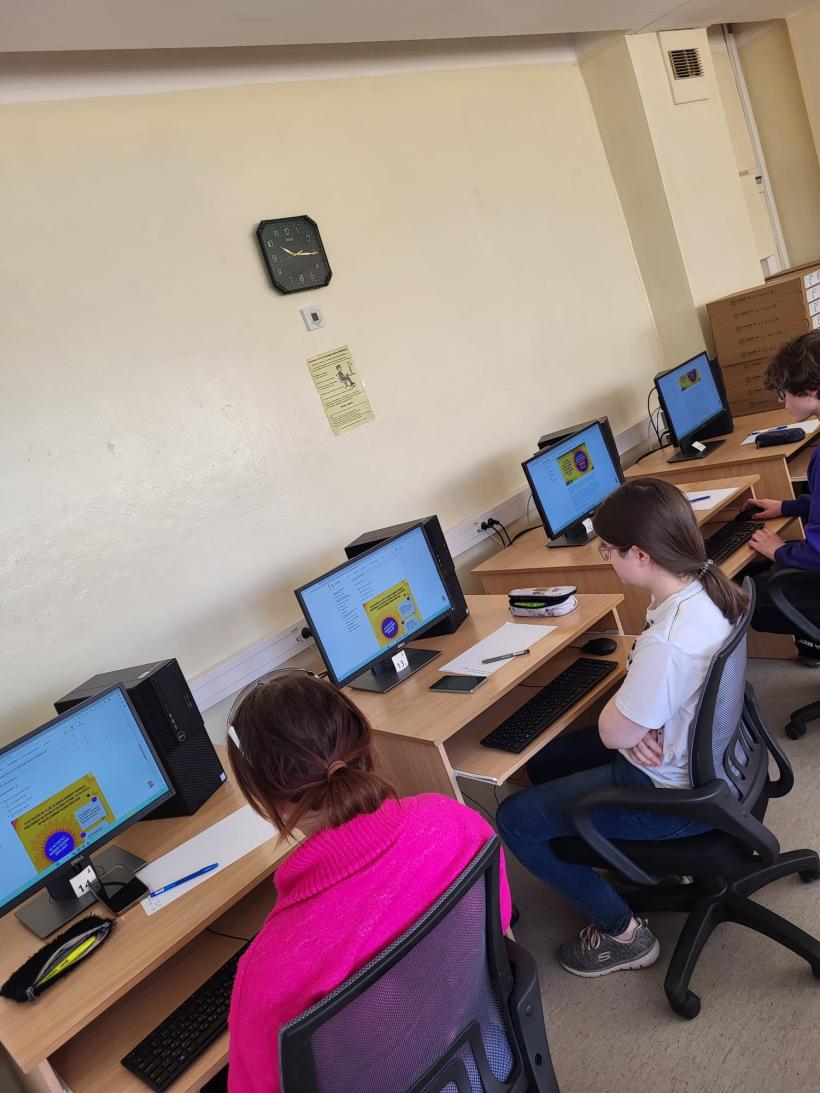 Skolēni sēž pie datoriem un mācās