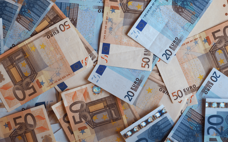 Attēlā redzamas eiro naudas banknotes