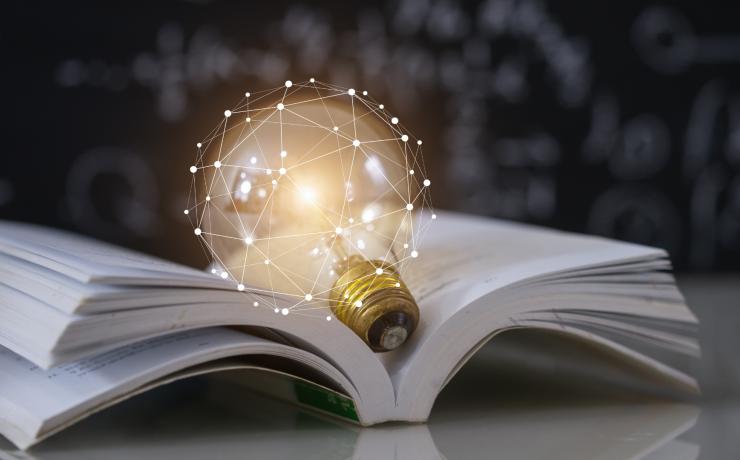 atvērta grāmata, spuldzīte mirgojoša